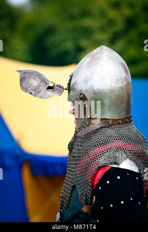 Mittelalterliche Ritter Profil mit Helme Visier öffnen sich am 600. Jahrestag der Schlacht von Grunwald 1410. GRUNWALD STADT, Polen Stockfoto