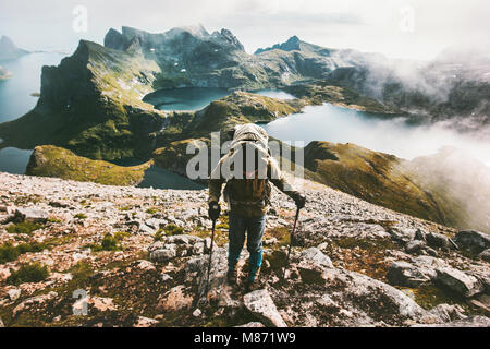 Reisende Menschen klettern zu Hermannsdalstinden Mountain Top in Norwegen Reisen lifestyle Abenteuer Konzept Wandern Sommer aktiv Urlaub im Freien Stockfoto