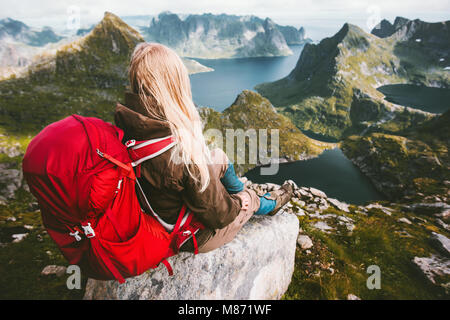 Touristische Frau alleine entspannen mit Rucksack in den Bergen Norwegen gesund Reisen lifestyle Abenteuer Konzept Sommer Ferien im Freien Stockfoto