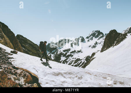 Mann Reisender mit Rucksack wandern in Snowy Mountains Reise überleben Lifestyle-konzept Abenteuer outdoor extreme Ferien Stockfoto