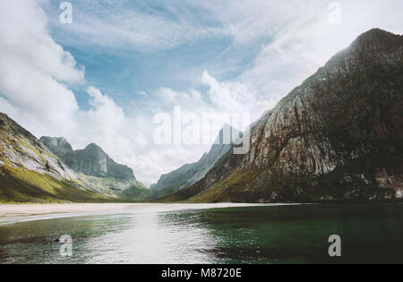Lofoten Horseid Strand Blick auf das Meer und die Berge in Norwegen Landschaft wild der skandinavischen Natur Landschaft Sommer Reisen Stockfoto