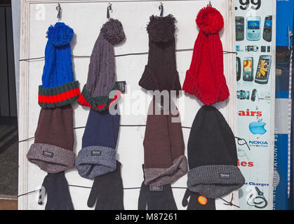 London Borough von Lewisham Mützen auf Anzeige außen ein Shop in New Cross Road Stockfoto