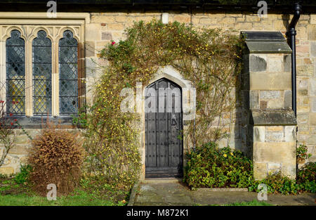 Seitliche Tür der St. Bartholomä, Chipping, Preston, Lancashire, Großbritannien. Stockfoto