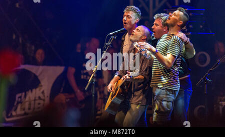 Travis spielen auf der Hauptbühne am siegreichen Festival 2016, Fareham, Hampshire Stockfoto