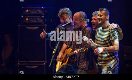 Travis spielen auf der Hauptbühne am siegreichen Festival 2016, Fareham, Hampshire Stockfoto