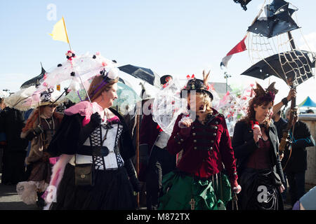 Freunde in Fancy Dress Genießen der jährlichen Regenschirm Parade während Fat Tuesday feiern in der Stadt Hastings, East Sussex, Großbritannien Stockfoto