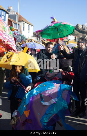 Jährliche Fat Tuesday feiern mit einem bunten Regenschirm Parade in der Stadt Hastings, East Sussex, Großbritannien Stockfoto