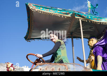 Die Teilnehmer in Kostümen auf einem Elefanten während der jährlichen Fett Dienstag / Mardi Gras feiern in Hastings, East Sussex, Großbritannien Stockfoto