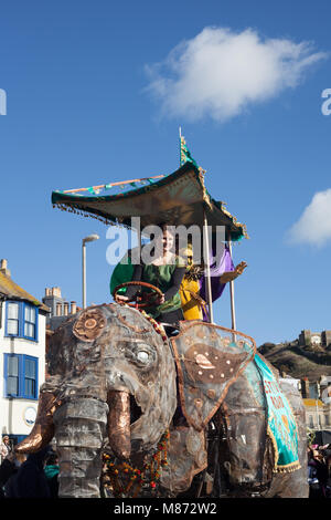 Die Teilnehmer in Kostümen auf einem Elefanten während der jährlichen Fett Dienstag / Mardi Gras feiern in Hastings, East Sussex, Großbritannien Stockfoto