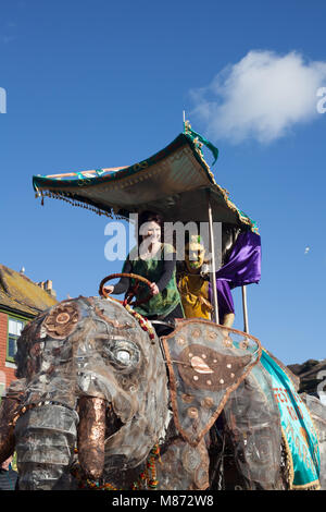 Die Teilnehmer in Kostümen auf einem Elefanten während der jährlichen Fett Dienstag / Mardi Gras feiern in Hastings, East Sussex, Großbritannien Stockfoto