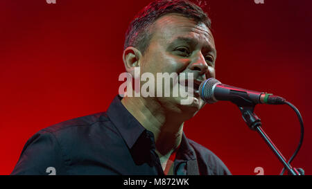 Manic Street Prediger Dachverkleidung Samstag Nacht auf der Hauptbühne am siegreichen Festival 2016, Fareham, Hampshire Stockfoto