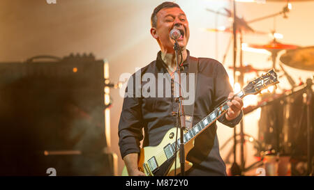 Manic Street Prediger Dachverkleidung Samstag Nacht auf der Hauptbühne am siegreichen Festival 2016, Fareham, Hampshire Stockfoto