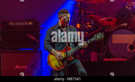 Manic Street Prediger Dachverkleidung Samstag Nacht auf der Hauptbühne am siegreichen Festival 2016, Fareham, Hampshire Stockfoto