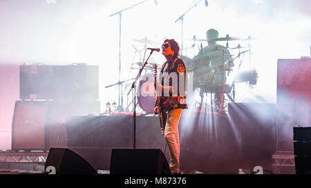 Manic Street Prediger Dachverkleidung Samstag Nacht auf der Hauptbühne am siegreichen Festival 2016, Fareham, Hampshire Stockfoto