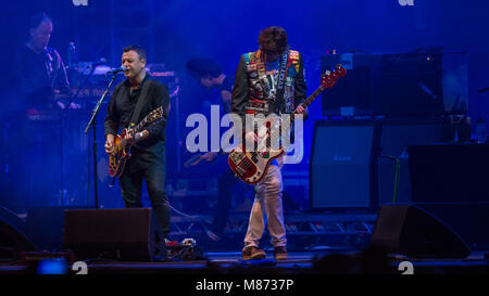 Manic Street Prediger Dachverkleidung Samstag Nacht auf der Hauptbühne am siegreichen Festival 2016, Fareham, Hampshire Stockfoto