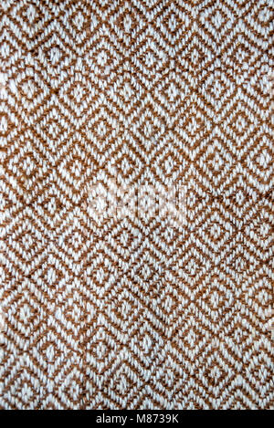 Handgefertigte Qualität in Handarbeit hergestellt Webstuhl mit Lama wolle Hand in natürlichen Farben gedreht Stockfoto