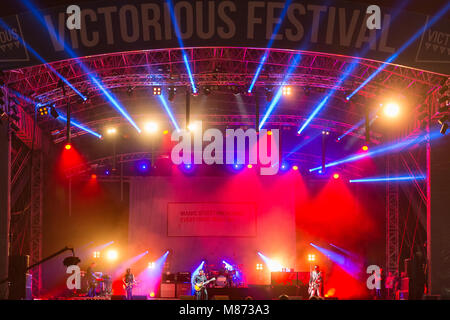 Manic Street Prediger Dachverkleidung Samstag Nacht auf der Hauptbühne am siegreichen Festival 2016, Fareham, Hampshire Stockfoto