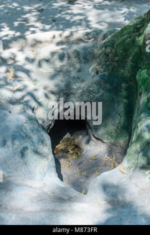 Eingang Loch und Lüftungsschlitze an der Chi Chu Tunnel, Vietnam Stockfoto