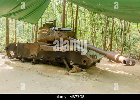 Amerikanische M41 Tank, der von einem Viet Cong Aktion Verzögerung Mine im Jahr 1970 zerstört wurde. Es hat seither in situ. Cu Chi Tunnel, Vietnam. Stockfoto