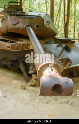 Amerikanische M41 Tank, der von einem Viet Cong Aktion Verzögerung Mine im Jahr 1970 zerstört wurde. Es hat seither in situ. Cu Chi Tunnel, Vietnam. Stockfoto