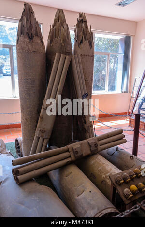 Anzahl der Streubomben, die von der Amerikanischen US Air Force USAF verwendet, auf der Chi Chu Tunnel Museum, Vietnam Stockfoto