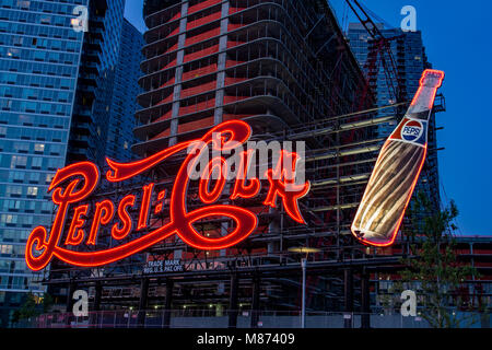 Riesiges Pepsi Cola Neon-Werbeschild im Ganty Plaza State Park, Long Island City, Queens, New York, USA Stockfoto