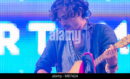 Jack Savoretti & seiner Band zu begeistern, das Schloss Bühne Massen an den siegreichen Festival 2016, Fareham, Hampshire Stockfoto