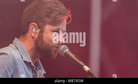 Jack Savoretti & seiner Band zu begeistern, das Schloss Bühne Massen an den siegreichen Festival 2016, Fareham, Hampshire Stockfoto