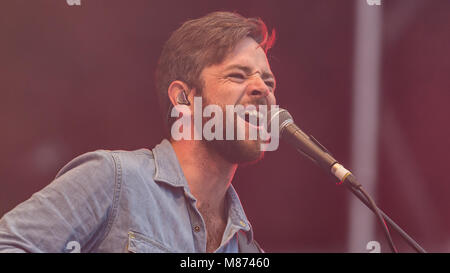 Jack Savoretti & seiner Band zu begeistern, das Schloss Bühne Massen an den siegreichen Festival 2016, Fareham, Hampshire Stockfoto