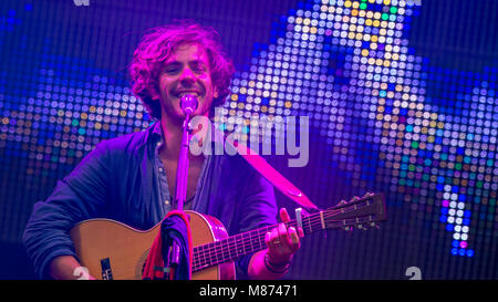 Jack Savoretti & seiner Band zu begeistern, das Schloss Bühne Massen an den siegreichen Festival 2016, Fareham, Hampshire Stockfoto