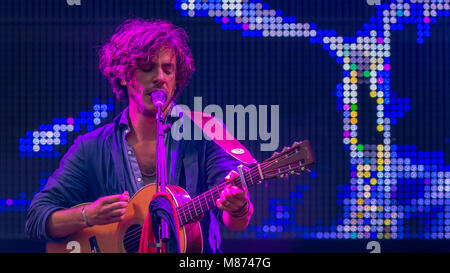 Jack Savoretti & seiner Band zu begeistern, das Schloss Bühne Massen an den siegreichen Festival 2016, Fareham, Hampshire Stockfoto