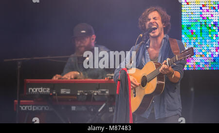 Jack Savoretti & seiner Band zu begeistern, das Schloss Bühne Massen an den siegreichen Festival 2016, Fareham, Hampshire Stockfoto