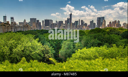 Blick über die Bäume des Central Park in Richtung der Wolkenkratzer von Manhattan von der Dachterrasse im Metropolitan Museum of Art, New York City, NY Stockfoto