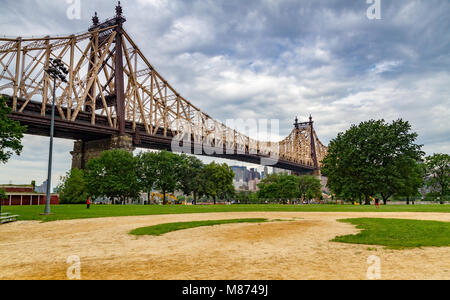 Die Queensboro Bridge, auch bekannt als 59th Street Bridge, eine Brücke über den East River von Long Island City zur Upper East Side, New York Stockfoto