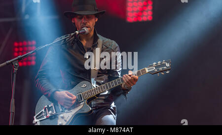 Jack Savoretti & seiner Band zu begeistern, das Schloss Bühne Massen an den siegreichen Festival 2016, Fareham, Hampshire Stockfoto