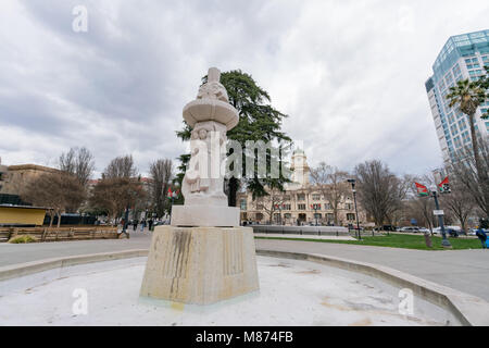 Brunnen in der Cesar E. Chavez Memorial Plaza, Sacramento, Kalifornien Stockfoto