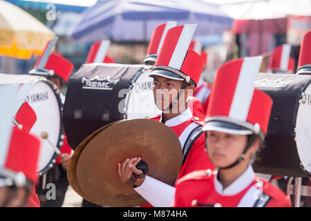 Ein Thai Musik Band am Longboat Rennen auf dem Khlong Chakarai Fluss in der Stadt Phimai in der Provinz Nakhon Ratchasima in Isaan in Thailand. Thail Stockfoto