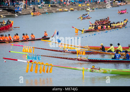 Die traditionelle Longboat Rennen auf dem Khlong Chakarai Fluss in der Stadt Phimai in der Provinz Nakhon Ratchasima in Isaan in Thailand. Thailand, Phim Stockfoto