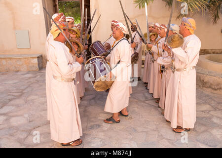 Nizwa, Oman - Oman Männer tanzen eine traditionelle Schwert Tanz in Nizwa Fort Stockfoto