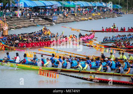 Die traditionelle Longboat Rennen auf dem Khlong Chakarai Fluss in der Stadt Phimai in der Provinz Nakhon Ratchasima in Isaan in Thailand. Thailand, Phim Stockfoto