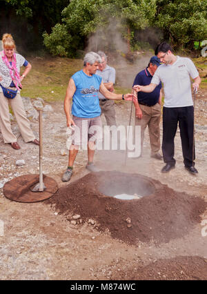 Kochen in Hot spring Fumarolas da Lagoa das Furnas, Sao Miguel, Azoren, Portugal Stockfoto