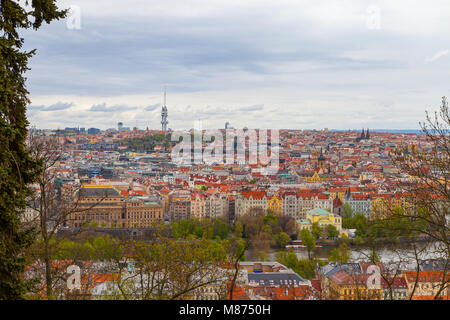 Blick von oben auf die Stadt Prag mit berühmten Zizkov TV-Turm am Horizont Stockfoto