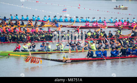 Die traditionelle Longboat Rennen auf dem Khlong Chakarai Fluss in der Stadt Phimai in der Provinz Nakhon Ratchasima in Isaan in Thailand. Thailand, Phim Stockfoto