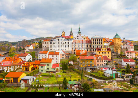 Kleine, einzigartige Stadt Loket mit Schloss, in der Nähe von Karlovy Vary, Tschechische Republik. Sommer Tag Panoramablick vom Rock. Stockfoto