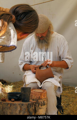 Handwerker Erstellung von Ton Krug zeigen an archäologischen Festival Dymarki Heilig-kreuz. Nowa Slupia, Polen, 21.-22. August 2010. Stockfoto