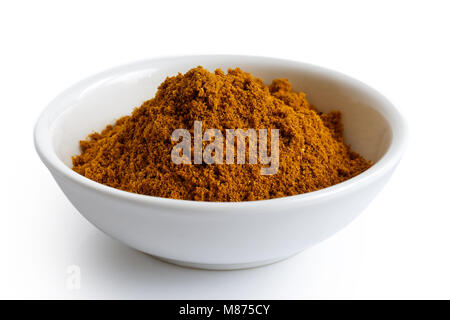 Ort Masala Gewürzmischung aus weisser Keramik Schüssel isoliert auf Weiss. Stockfoto