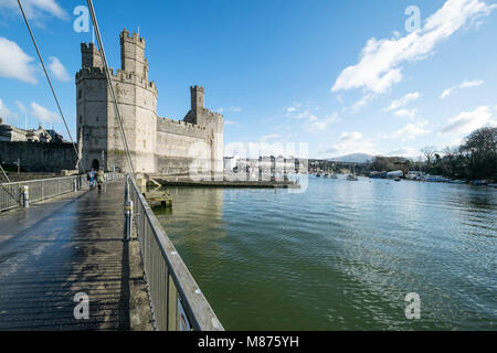 Caernarfon Castle an der Küste von Nordwales Stockfoto