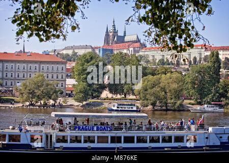 Touristen AUF EINER KREUZFAHRT AUF DER VLATAVA RIVER IN PRAG IN DER TSCHECHISCHEN REPUBLIK Stockfoto