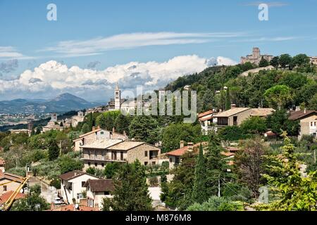 Basilika und Burg ASSISI PERUGIA UMBRIEN ITALIEN GEZEIGT IN IHRER EINSTELLUNG ÜBER DER STADT Stockfoto