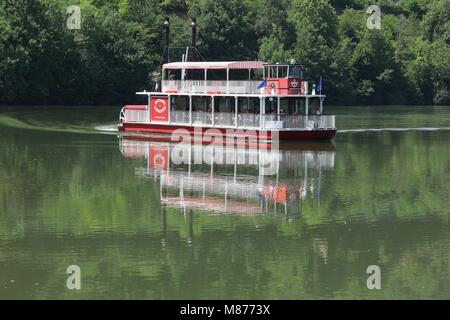 Saint Nazaire en Royans, Frankreich - 23. Juni 2017: Touristische Raddampfer in Saint Nazaire en Royans, Drôme, Frankreich Stockfoto